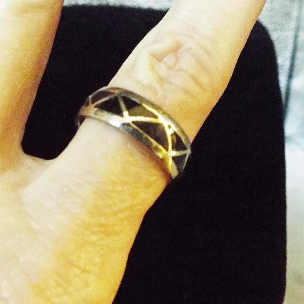 VINTAGE STERLING BLACK JET TRIANGLE INLAY BAND SZ. 8 RING H - Picture 3 of 3